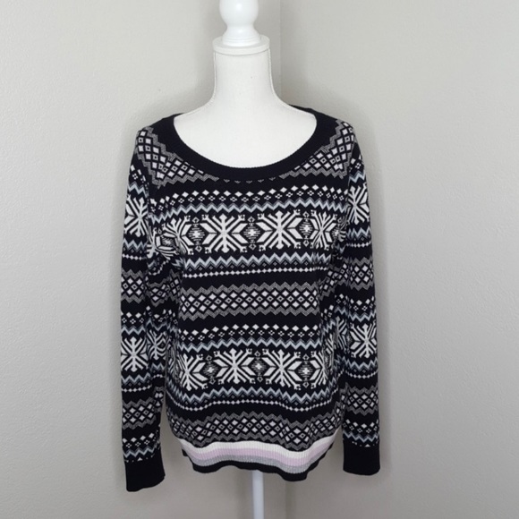 Tommy Hilfiger beautiful winter sweater with snowflakes- large - Picture 1 of 7